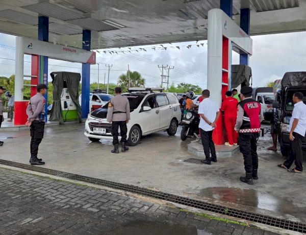 Polsek Pantaibaru Lakukan Pengamanan di SPBU Edalode, Pastikan Distribusi BBM Aman