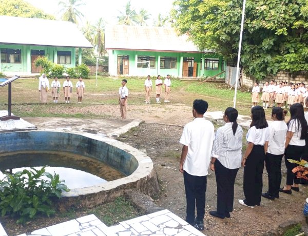 Personel Polsek Rote Barat Daya Sebagai Pemimpin Upacaradi SMK Kencana Sakti Lidamanu