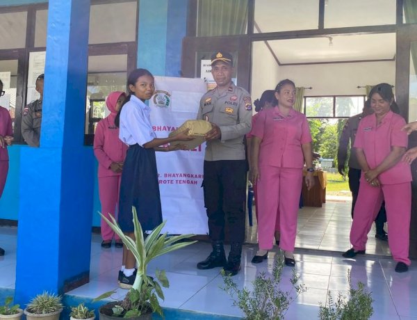 Bentuk Kepedulian Atas Pendidikan, Bhayangkari Polsek Rote Tengah Salurkan Bantun Bagi Siswa SMPN 2 Rote Tengah
