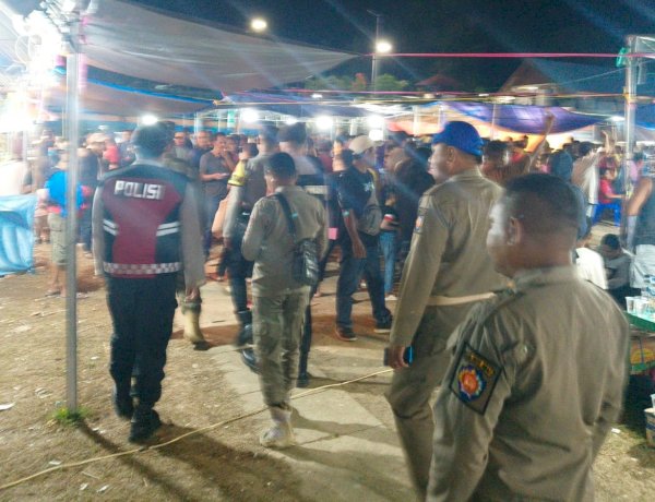 Petugas Hentikan  Permainan  Ketangkasan di Pameran EXPO UMKM Rote Ndao