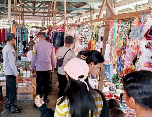 Patroli Dialogis dan Pengamanan di Pasar Tudameda, Polsek Rote Barat Daya Pastikan Kenyamanan Masyarakat