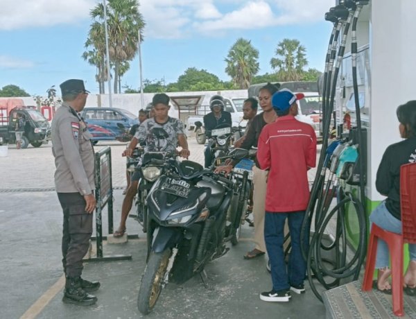 Pastikan Kenyamanan Masyarakat, Polsek Rote Barat Lakukan Pengamanan di SPBU Sedeoen