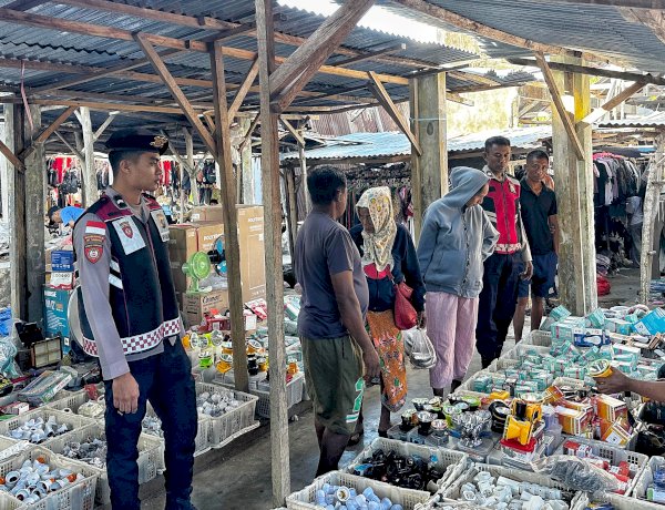 Pastikan Aktifitas Masyarakat di Pasar Oele Berjalan Aman, Polsek Rote Selatan Lakukan Patroli Dialogis