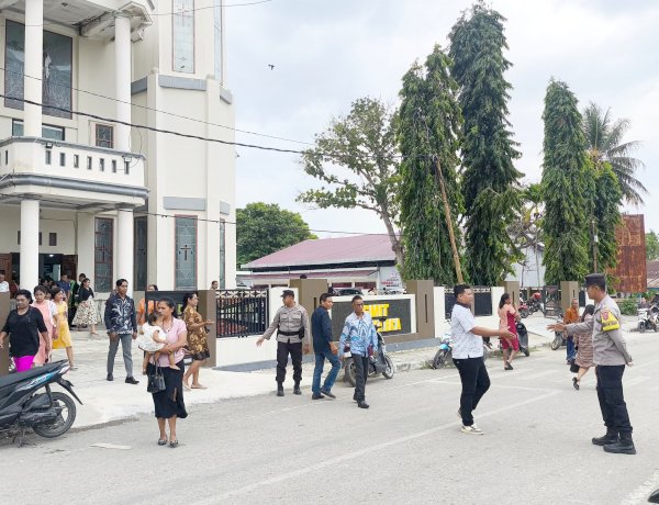 Jamin Kenyamanan Kebaktian Minggu, Polsek Lobalain Lakukan Pengamanan