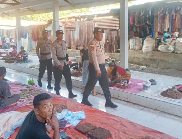 Pastikan Kenyamanan Masyarakat di Pasar Busalangga,Polsek Rote Barat Laut Tingkatkan Pengamanan