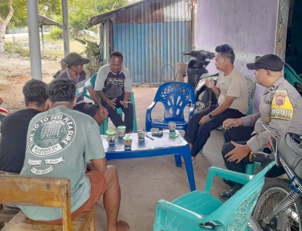 Bhabinkamtibmas Polsek Rote Timur Sambangi Warga dan Dialog Jaga Kamtibmas