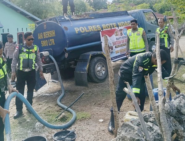 Jelang Hari Bhayangkara ke-80, Polres Rote Ndao Distribusikan Air Bersih Bagi Warga Daudolu