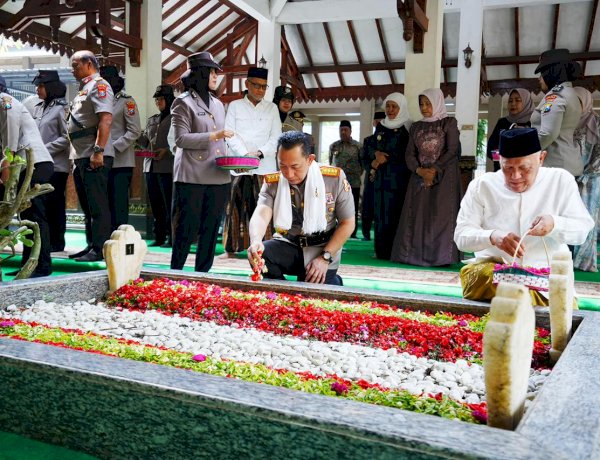 Jelang Hari Bhayangkara, Kapolri Ziarah ke Makam Gus Dur