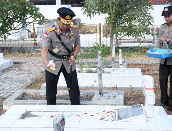 Polda NTT Gelar Upacara Ziarah Tabur Bunga di TMP Dharma Loka, Wujud Penghormatan kepada Jasa Para Pahlawan Jelang Hari Bhayangkara ke-80