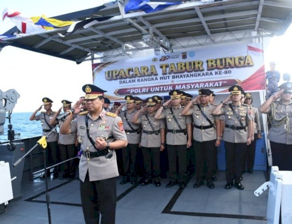 Peringati Hari Bhayangkara ke-80, Kapolda NTT Pimpin Upacara Tabur Bunga di Perairan Bolok Kupang