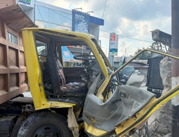 Seorang Pengemudi Mobil Dump Truck Meninggal Dunia Karena Menabrak Tembok Menghindari Pengendara Sepeda Motor