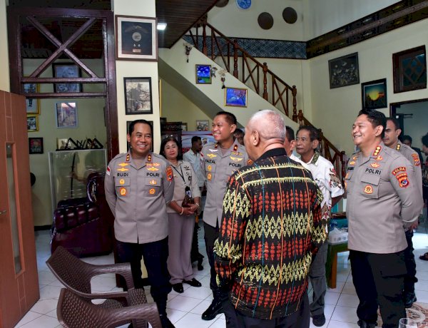 Momentum HUT Bhayangkara ke-80, Kapolda NTT Anjangsana ke Rumah Sesepuh Polri Irjen Pol. (Purn.) Jacky Uly Perkuat Silaturahmi dan Jalin Komunikasi untuk Kemajuan Polda NTT