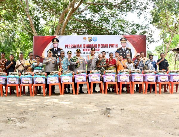 Kapolda NTT Salurkan Bantuan Sosial kepada Warga Desa Benu Usai Resmikan Jembatan Merah Putih
