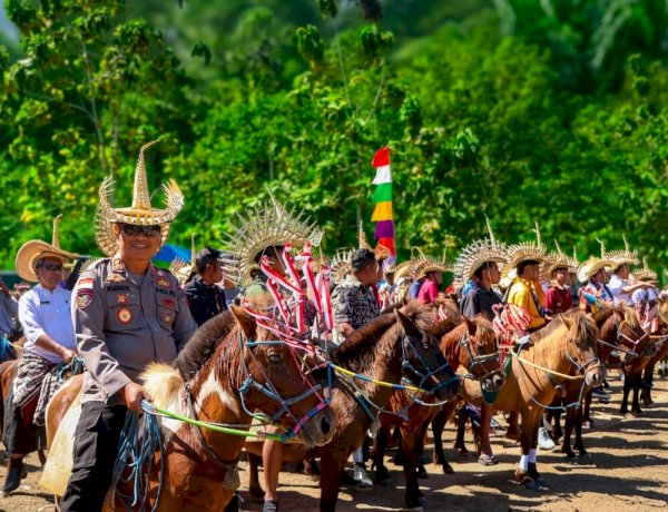 Ramaikan Festival Hus Nde'o, Kapolres Rote Ndao Ikut Menunggang Kuda  Bersama Bupati Rote Ndao