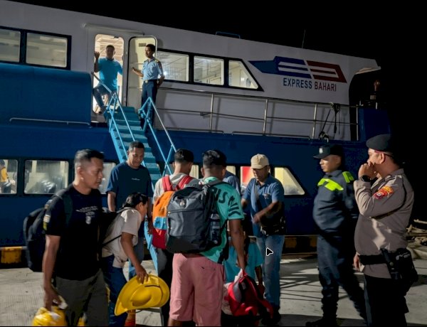 Polsek Lobalain Lakukan Pengamanan Embarkasi Penumpang di Pelabuhan Baa