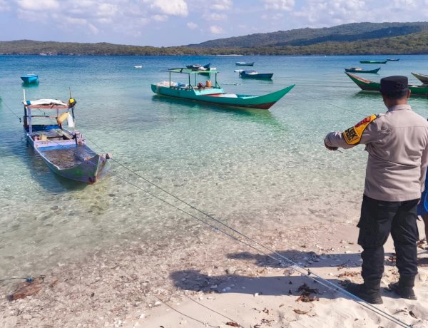 Kapal Terbalik di Desa Landu Karena Kemudi Patah, Seluruh Penumpang Selamat.