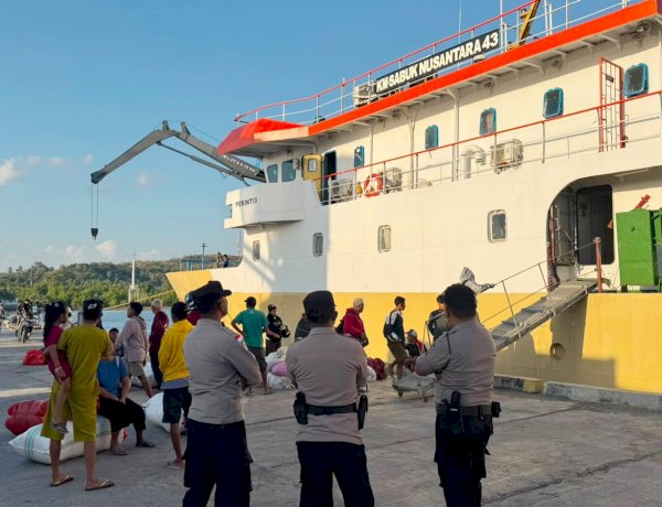 Polsek Lobalain Lakukan Pengamanan di Pelabuhan Baa,  Monitoring Keberangkatan  KM Sabuk Nusantara 43