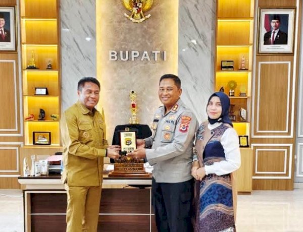 Kapolres Rote Ndao Pamit  Tugas Baru, Anggota DPRD Sematkan Tiilangga