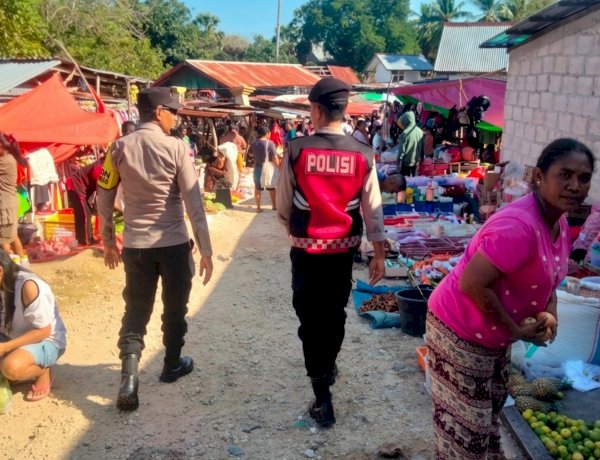 Polsek Rote Barat Gelar Patroli Dialogis di Pasar Sedeoen, Pastikan Aktifitas Ekonomi Masyarakat Berjalan Lancar