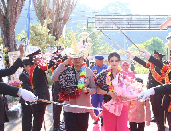 Kapolres Rote Ndao Disambut Tarian Adat dan Tradisi Kedinasan Polri  Oleh Keluarga Besar Polres Rote Ndao