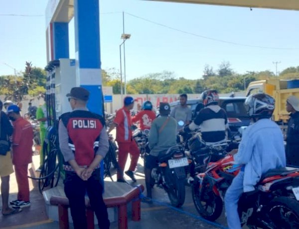 Pengamanan di SPBU Sedeoen, Upaya Polsek Rote Barat Cegah Kecelakaan Lalu Lintas dan Jamin Keamanan Masyarakat