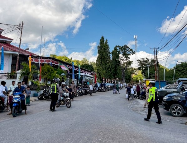 Satuan Lalu Lintas Polres Rote Ndao Lakukan Pengamanan Saat Sholat Jumat