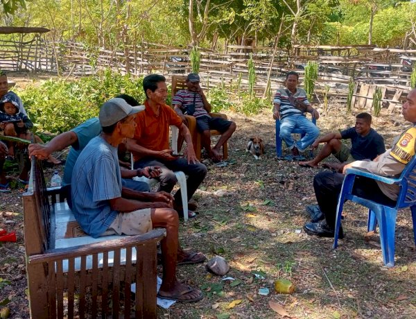 Sambangi Warga, Bhabinkamtibmas Polsek Rote Barat Daya Ajak Warga Jaga Kamtibmas