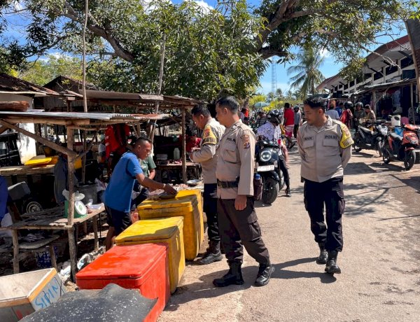 Patroli Jalan Kaki di Pasar Busalangga, Polsek Rote Barat Laut Pastikan Kenyamanan Masyarakat