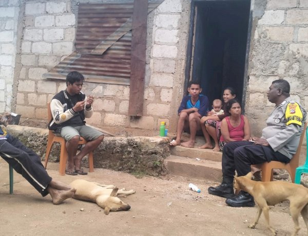 Bhabinkamtibmas Polsek Rote Selatan Sambangi Warga, Bangun Dialog Jaga Kamtibmas