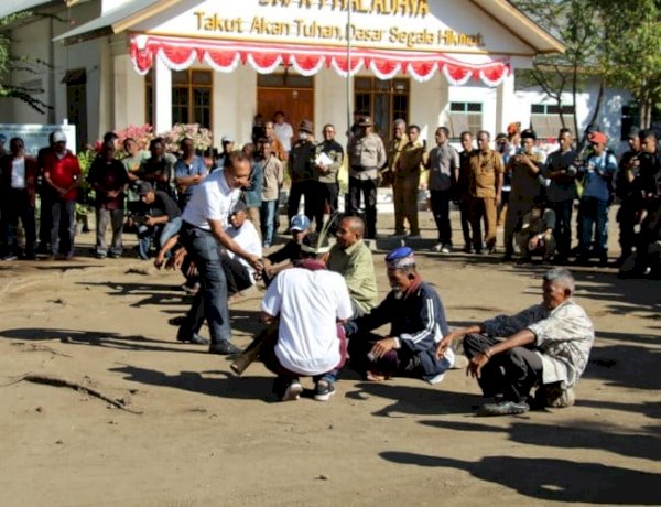 Ritual Bau Lolon Satukan Dua Kampung, Kapolda NTT Dorong Perdamaian Jadi Komitmen Bersama