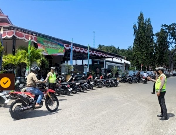 Pastikan Keamanan dan Kenyamanan Sholat Jumat, Satuan Lalu Lintas Polres Rote Ndao Lakukan Pengaturan Arus Lalu Lintas