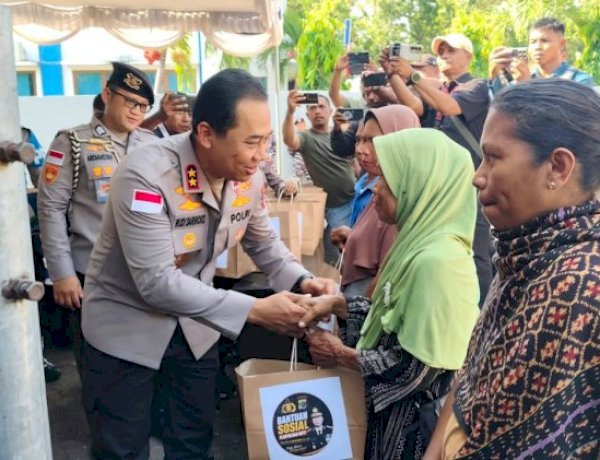 Kapolda NTT Salurkan 100 Paket Bantuan untuk Warga Sikka Pascagempa
