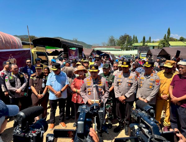 Polri Perkuat Penanganan Gempa NTT, Kapolri Tinjau Lokasi Terdampak dan Serahkan Bantuan