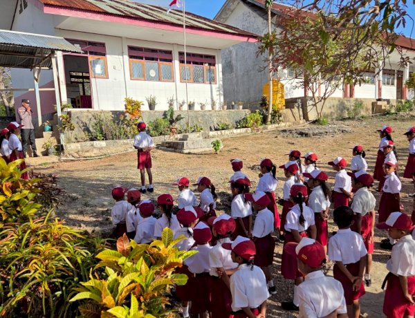 Personel Polsek Pantaibaru Jadi Inspektur Upacara di Sekolah, Upaya Bentuk Generasi NTT Yang Disiplin dan Bermoral