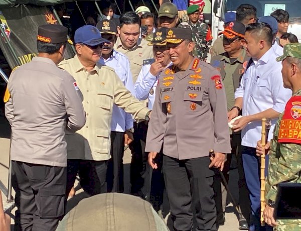 Presiden Prabowo Cek Dapur Lapangan Polri dan Water Treatment di Posko Pengungsian Danga