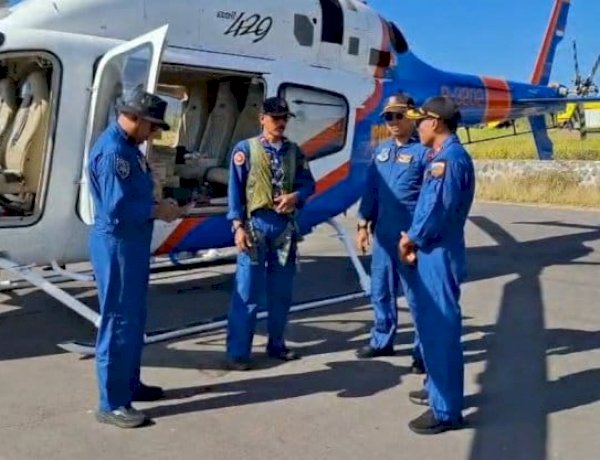Polri Lakukan Airdrop Bantuan untuk Warga Kampung Landor yang Masih Terisolasi
