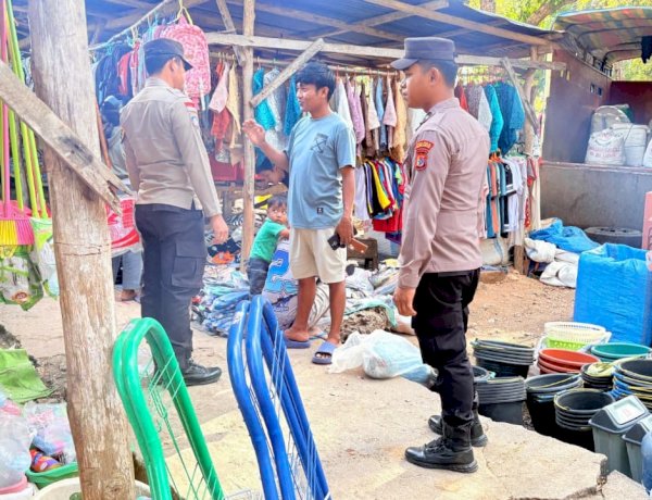 Patroli Dialogis di Pasar Sakubatun, Polsek Rote Barat Daya Jamin Keamanan Masyarakat