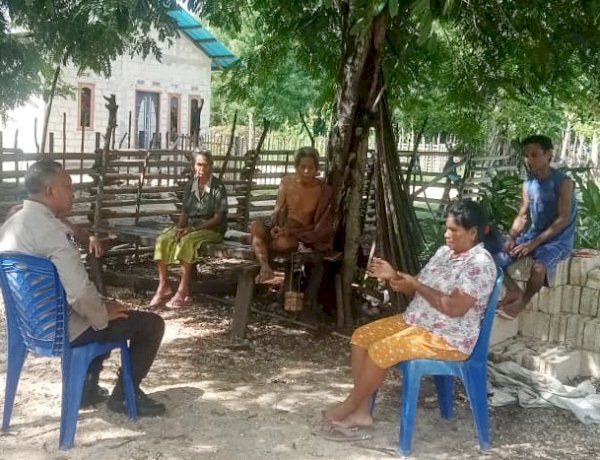 Sambangi Warga, BhabinkamtIbmas Polsek Rote Timur Hadirkan Rasa Aman Bagi Warga Binaan