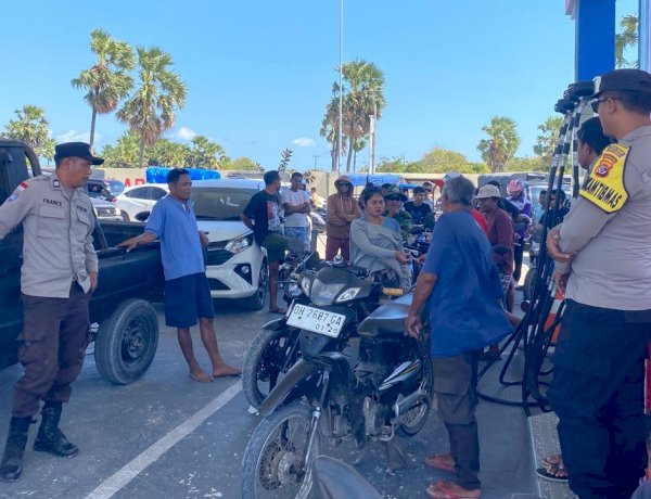 Polsek Rote Barat Intensifkan Pengamanan di SPBU Sedeoen, Pastikan Pelayanan  BBM Tetap Lancar