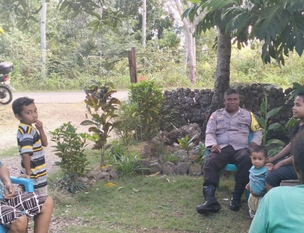 Sambangi Warga, Bhabinkamtibmas Polsek Rote Selatan  Ajak Warga Bijak Bermedia Sosial