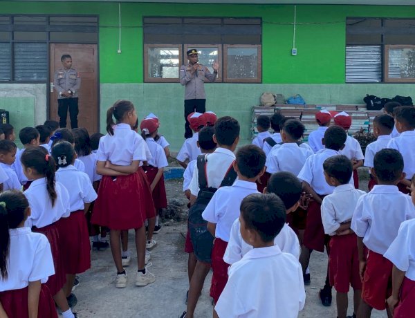 Kapolsek Rote Barat Laut Pimpin Apel Disekolah, Beri Motivasi Bagi Siswa dan Edukasi Untuk Taat Terhadap Aturan