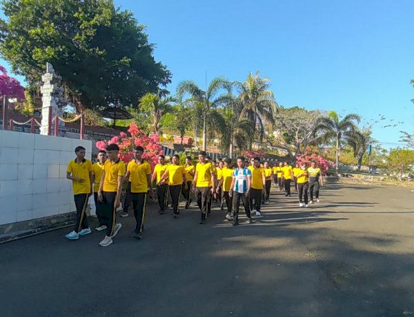 Jumat Sehat Polres Rote Ndao, Jalan Santai Jalin Kekompakkan dan Kebersamaan