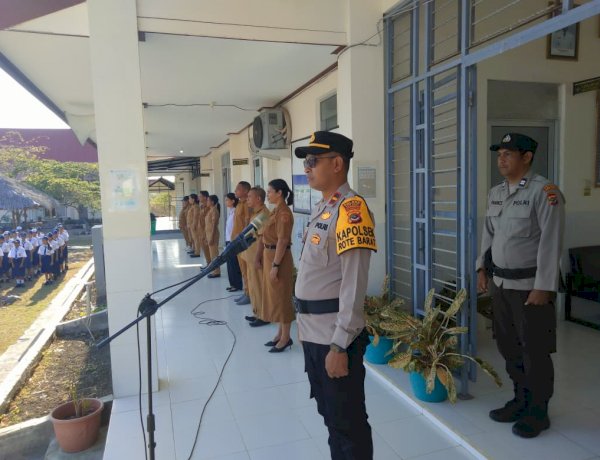 Kapolsek Rote Barat Jadi Irup di SMPN 1 Rote Barat, Ajak Pelajar Tertib Lalu lintas dan Jauhi Kenakalan Remaja