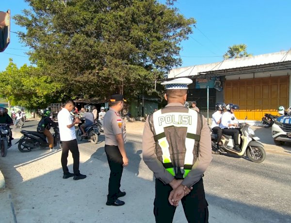 Kapolres Rote Ndao Turun Langsung Awasi Pengaturan Lalu Lintas Pagi, Wujudkan Pelayanan Prima dan Kehadiran Polri di Tengah Masyarakat