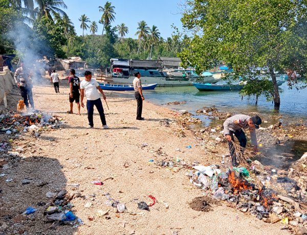 Dukung Program Green Policing Kapolri, Polsek Lobalain dan Masyarakat Bersihkan Pantai Namondao