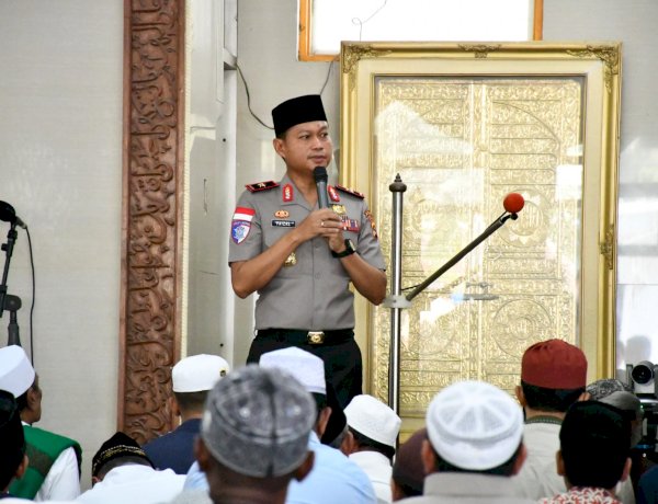 Jumat Keliling Wakapolda NTT: Salat Berjemaah, Sampaikan Pesan Kamtibmas, dan Sambangi Pelajar
