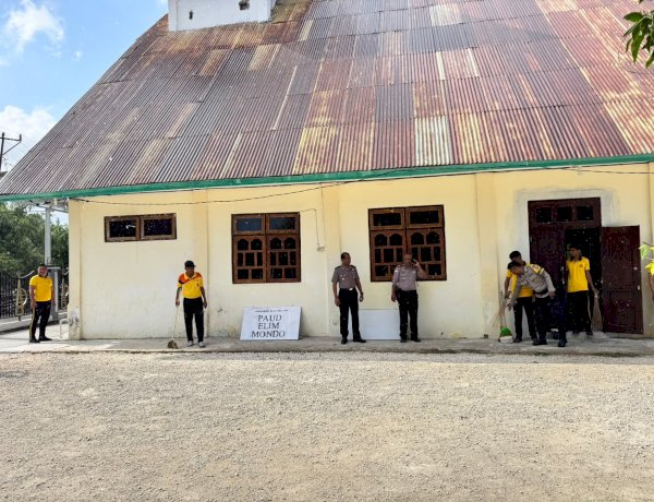 Dipimpin Wakapolres, Dengan Program Green Policing Polres Rote Ndao Gelar Aksi Bersih Gereja Hadirkan Manfaat Bagi Masyarakat dan Jemaat Gereja
