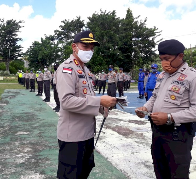 Putus Mata Rantai Penyebaran Virus Corona, Polres Rote Ndao Bagikan Masker Kepada Seluruh Personel