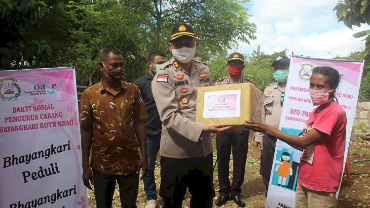 Peduli Warga Terdampak Corona, Kapolres Dan Pengurus Bhayangkari Cabang Rote Ndao, Bagikan Bingkisan Sembako