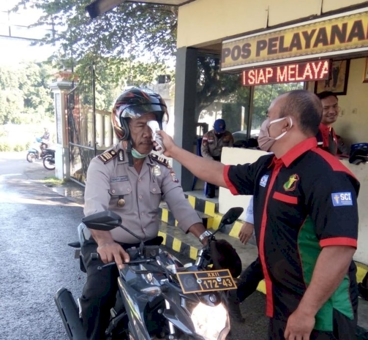 Mau Masuk Kantor..? Seluruh Personel Polres Rote Ndao Dicek Suhu Tubuh Cegah Covid - 19